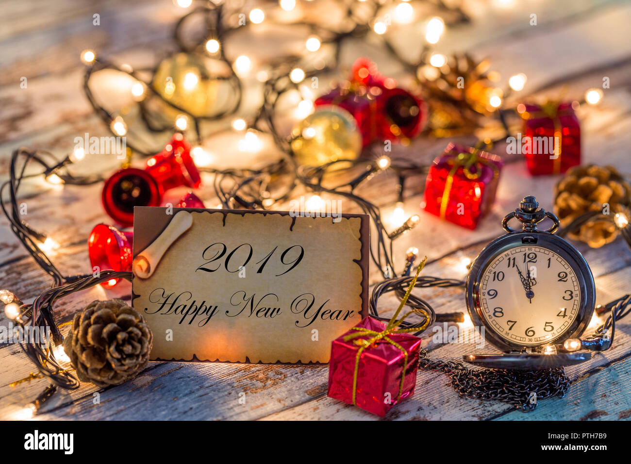 Biglietto di auguri per il nuovo anno o il Natale con le luci di Natale e decorazioni Foto Stock