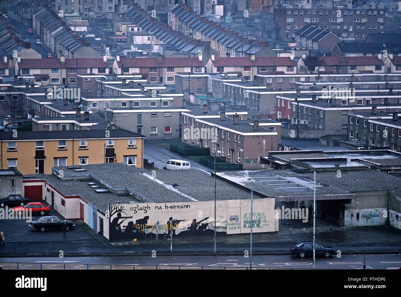 Il Bogside, fuori dalle mura della città di Derry, è in gran parte un'area cattolica, Reublicana irlandese. Tra il 1969 e il 1972 divenne un'area No Go per l'esercito britannico e la RUC, Royal Ulster Constabulary, anni ottanta Foto Stock