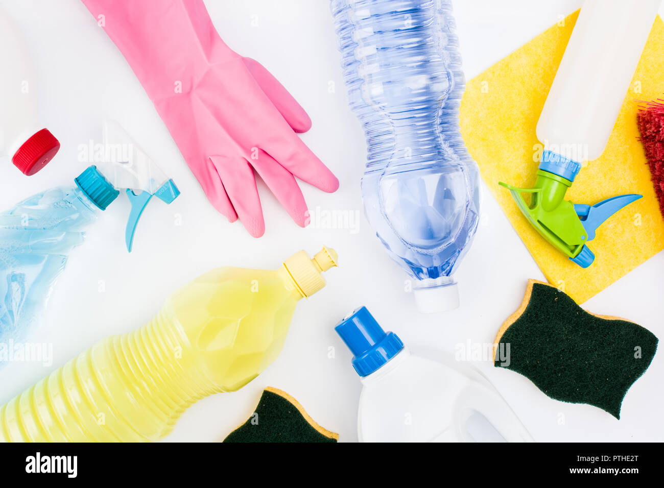 Prodotti di pulizia isolati su sfondo bianco. Vista dall'alto. Foto Stock