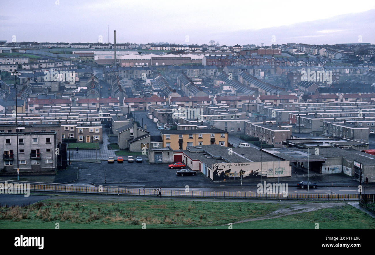 Il Bogside, fuori dalle mura della città di Derry, è in gran parte un'area cattolica, Reublicana irlandese. Tra il 1969 e il 1972 divenne un'area No Go per l'esercito britannico e la RUC, Royal Ulster Constabulary, anni ottanta Foto Stock