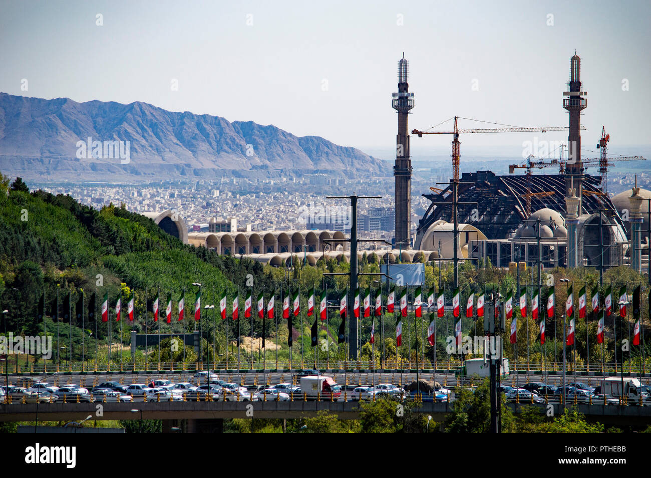 Una vista dell'Imam Khomeini Musalla dal ponte Tabiat a Tehran, Iran Foto Stock