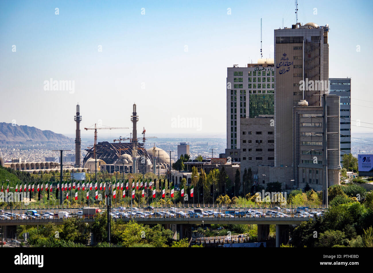 Una vista dell'Imam Khomeini Musalla dal ponte Tabiat a Tehran, Iran Foto Stock