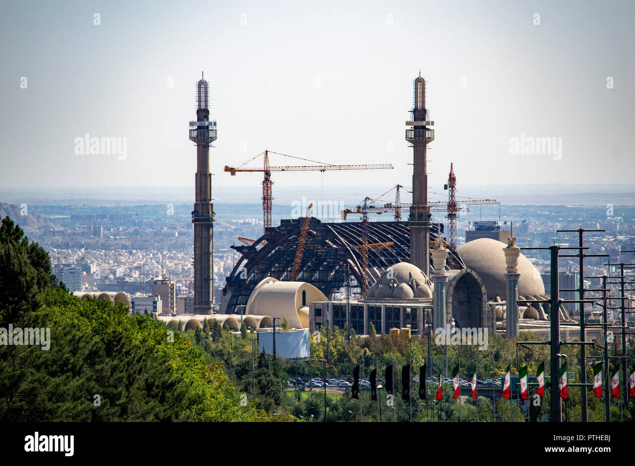 Una vista dell'Imam Khomeini Musalla dal ponte Tabiat a Tehran, Iran Foto Stock