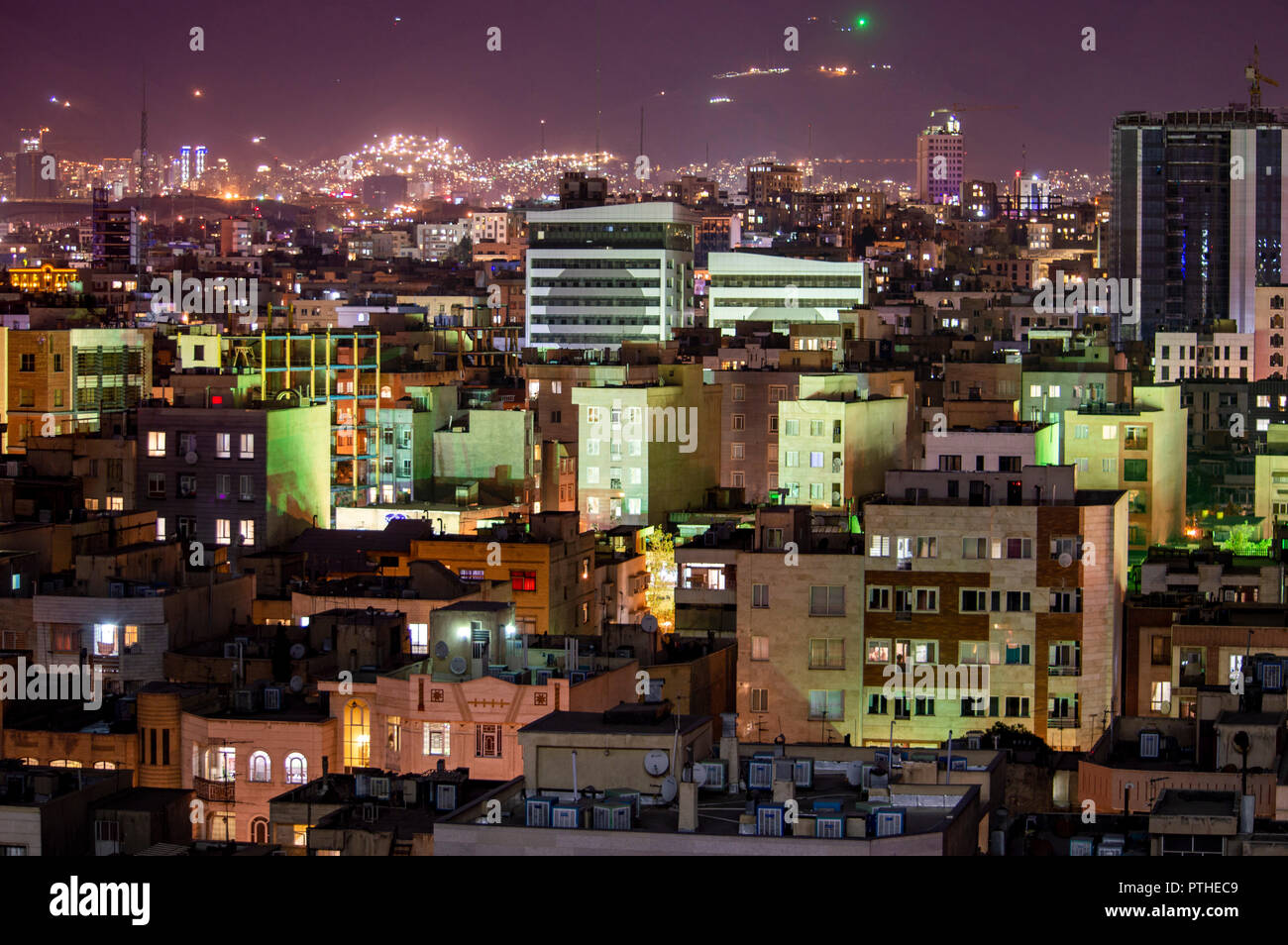 Una vista di Tehran, Iran, di notte Foto Stock