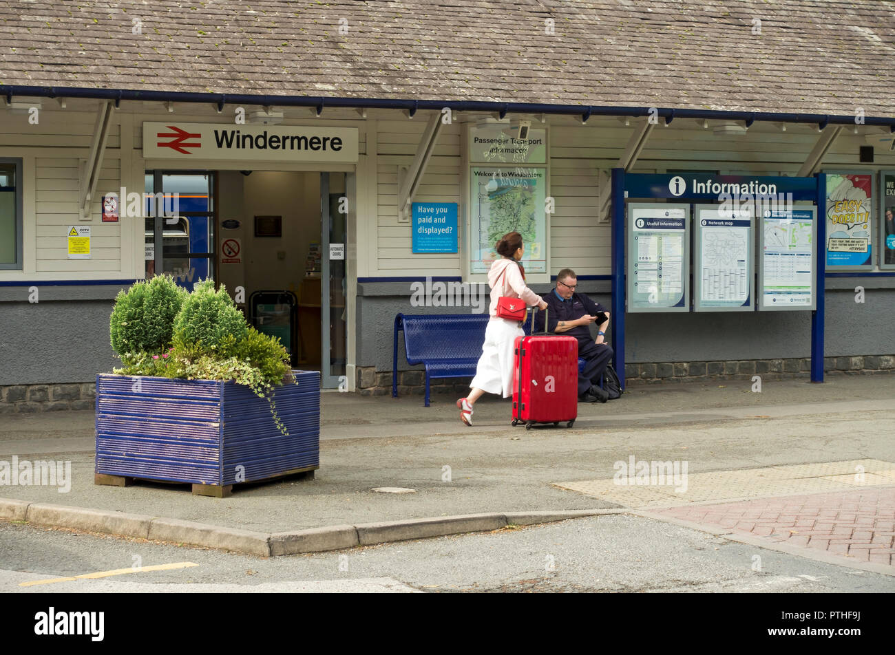 Passeggero fuori dall'ingresso della stazione ferroviaria di Windermere Cumbria Inghilterra Regno Unito Gran Bretagna Foto Stock