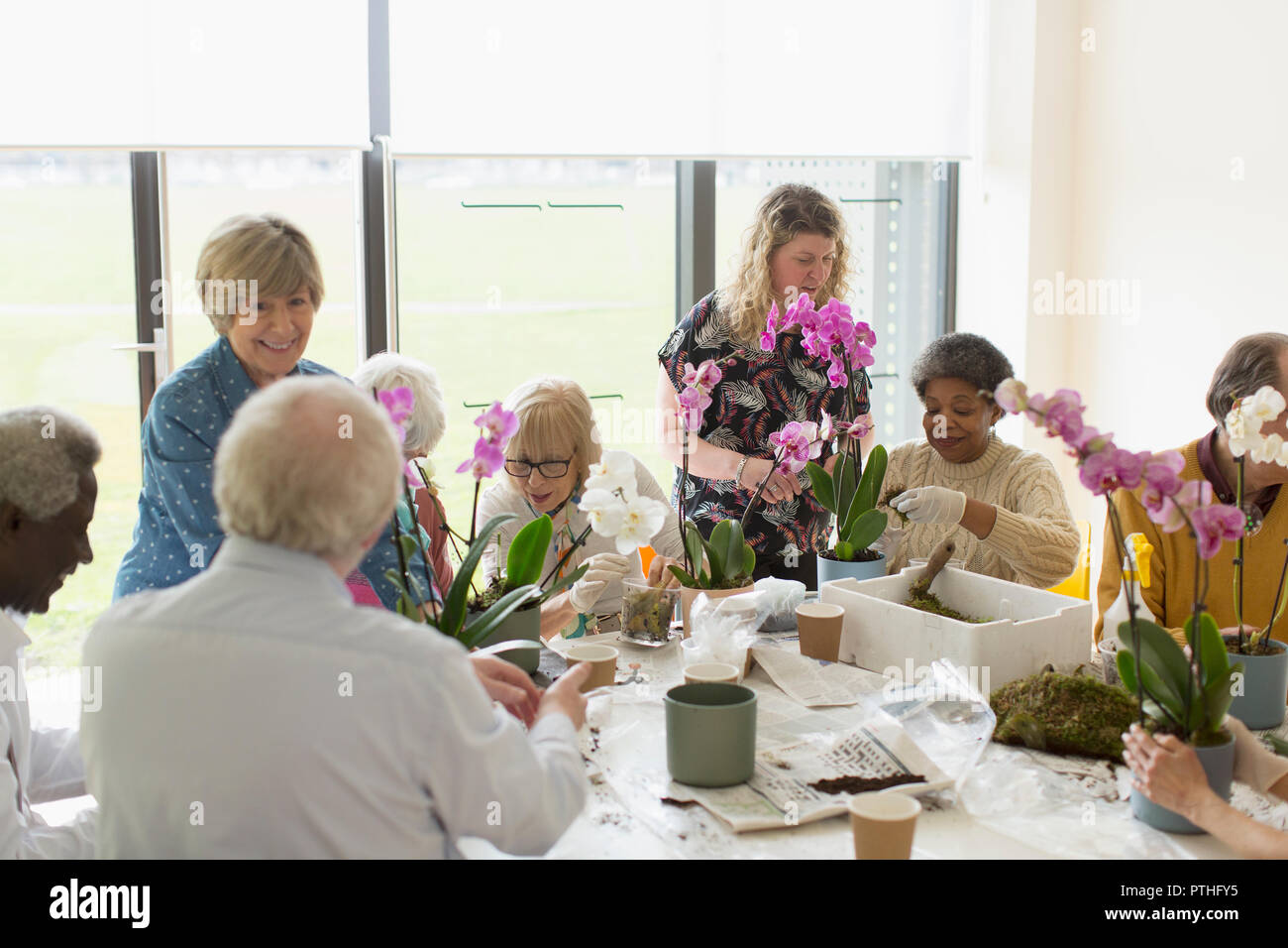 Active seniors godendo di decorazione floreale di classe Foto Stock