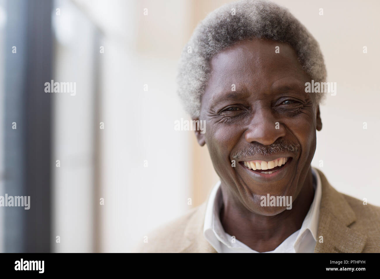 Ritratto entusiastico attivo uomo senior Foto Stock