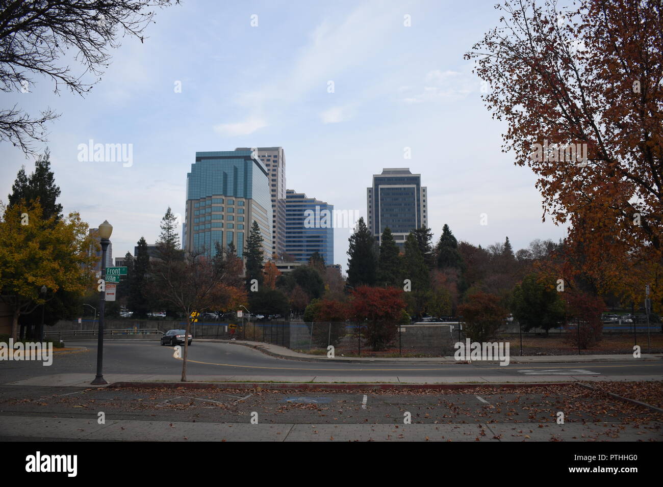 Lo skyline di Sacramento da lontano. Foto Stock
