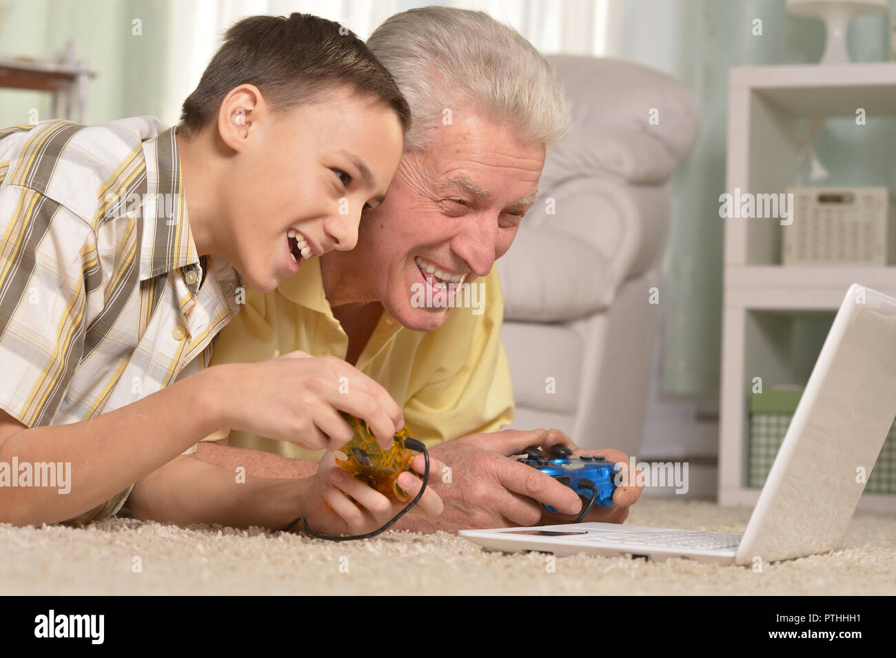 Ritratto di ragazzo e nonno la riproduzione di giochi per computer Foto Stock