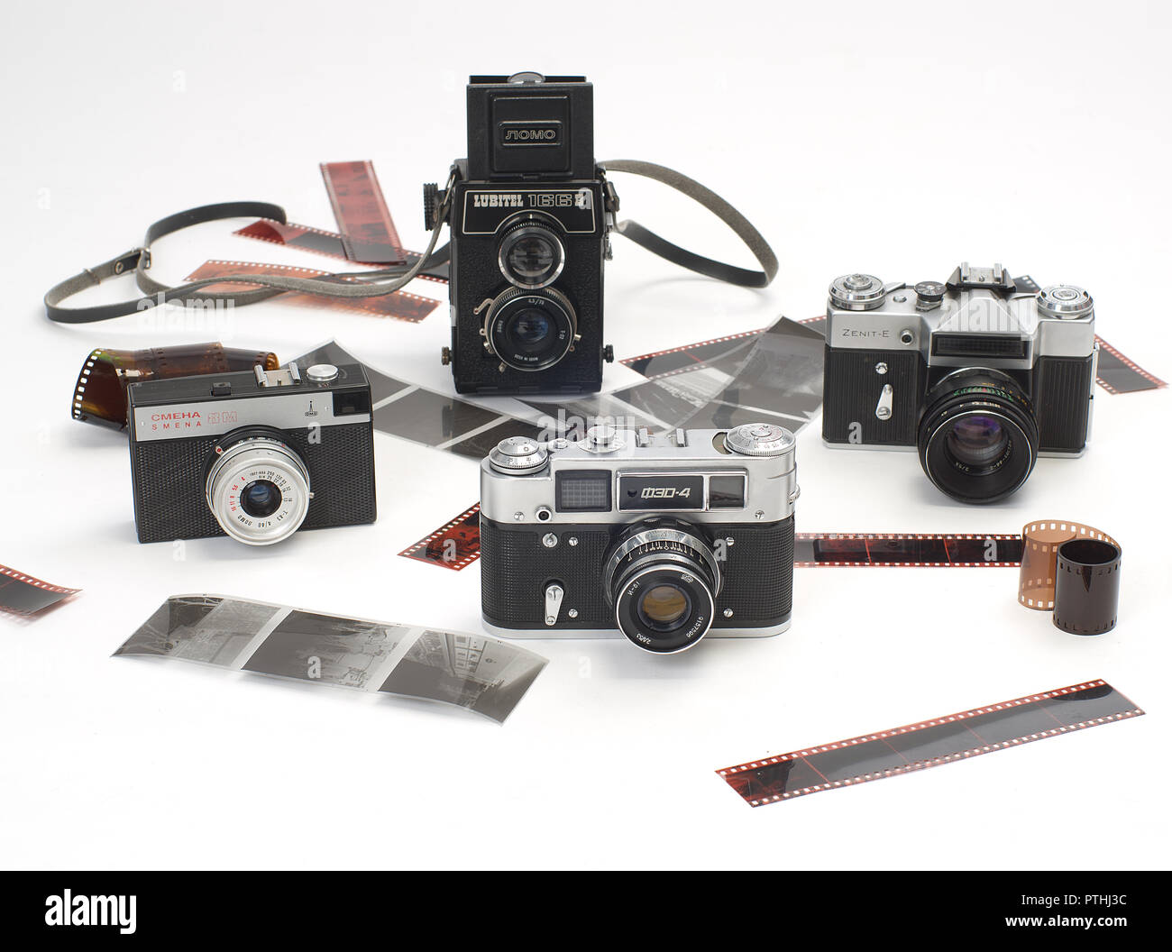 Le fotocamere antiche: Lubitel 166b; Fed 4; Smiena 8M e Zenit - e su uno sfondo bianco e sviluppato 35mm e medio formato photographic Foto Stock
