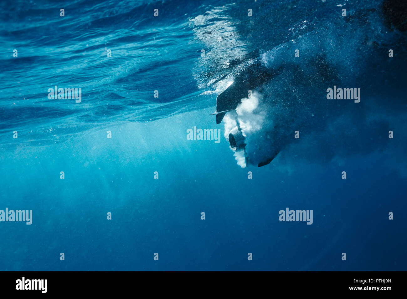 Propellor sott'acqua nel blu oceano Foto Stock