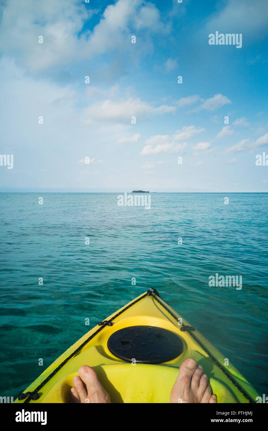 Personale prospettiva uomo kayak sull oceano tranquillo, Maldive, Oceano Indiano Foto Stock