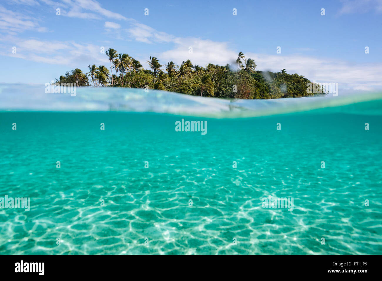Isola tropicale idilliaco oltre oceano blu acqua, Vava'u, Tonga, Oceano Pacifico Foto Stock