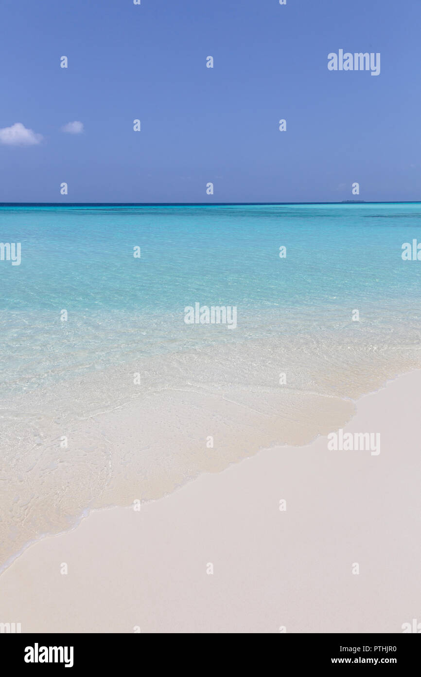 Tranquillo e soleggiato Blue Ocean Beach, Maldive, Oceano Indiano Foto Stock