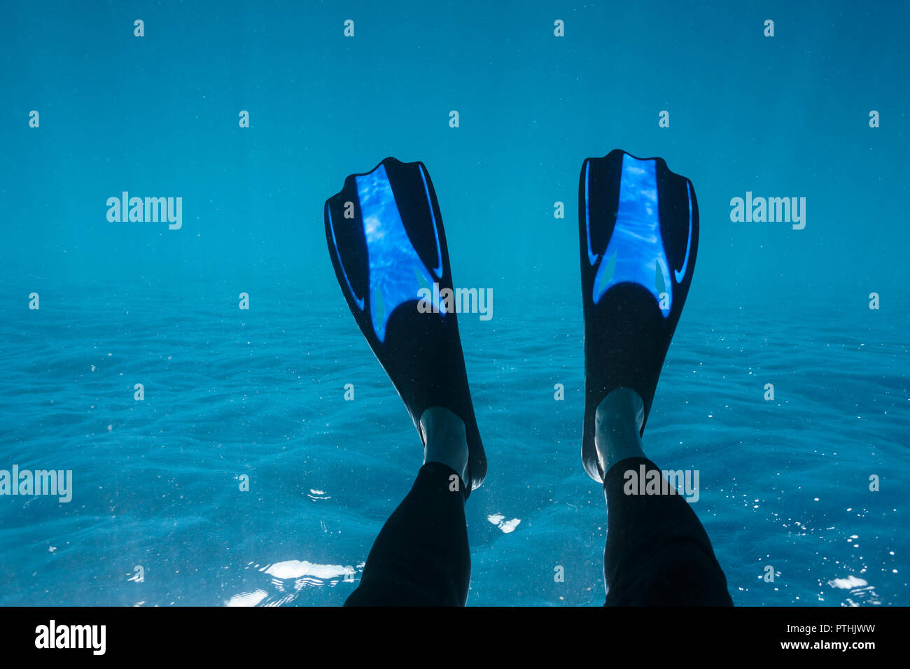 Punto di vista personale donna con pinne subacquee Snorkeling Foto Stock