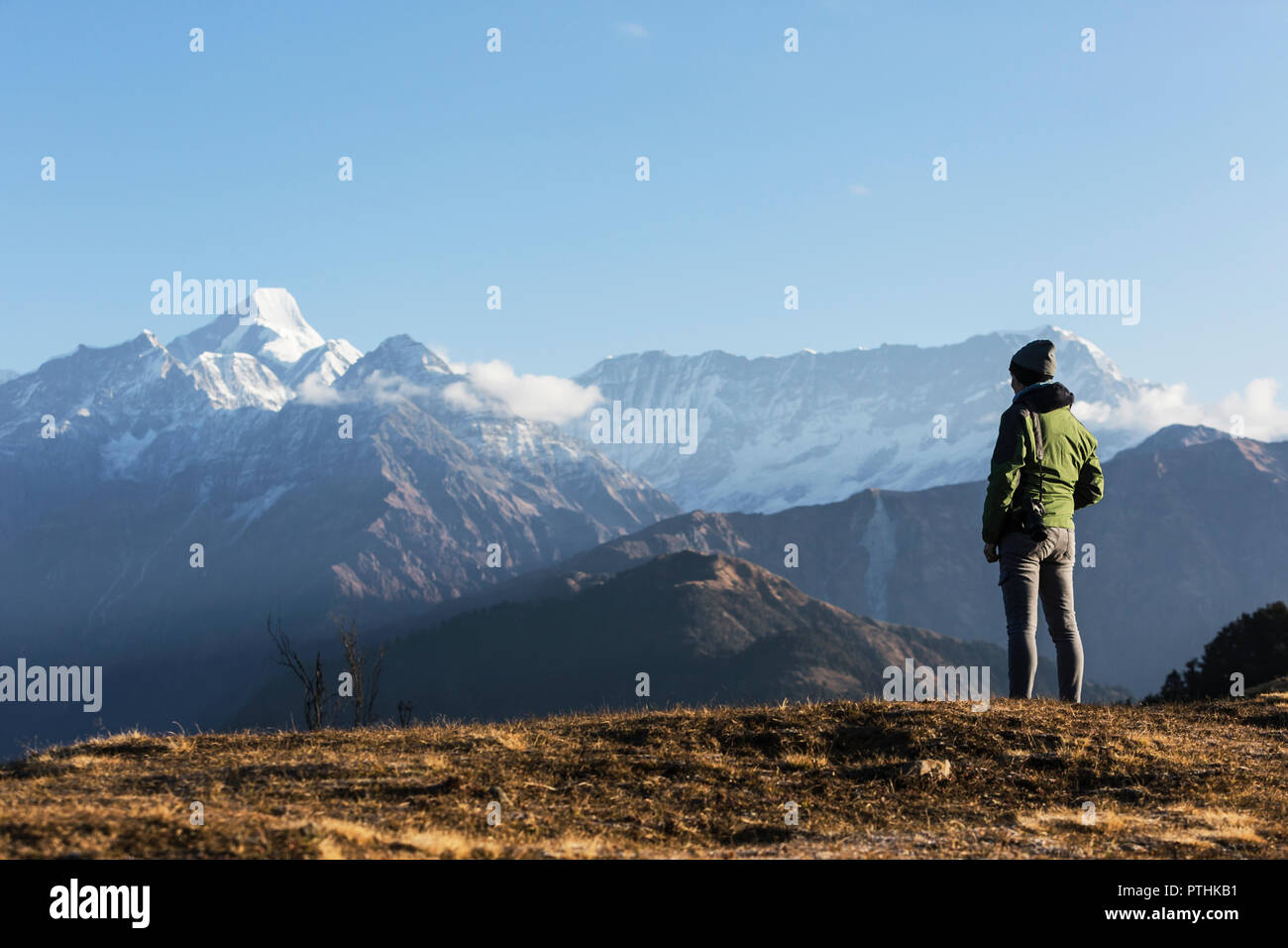 Solo viaggiatori femmina guardando Majestic Mountain View, Jaikuni, Indiano foothills dell'Himalaya Foto Stock