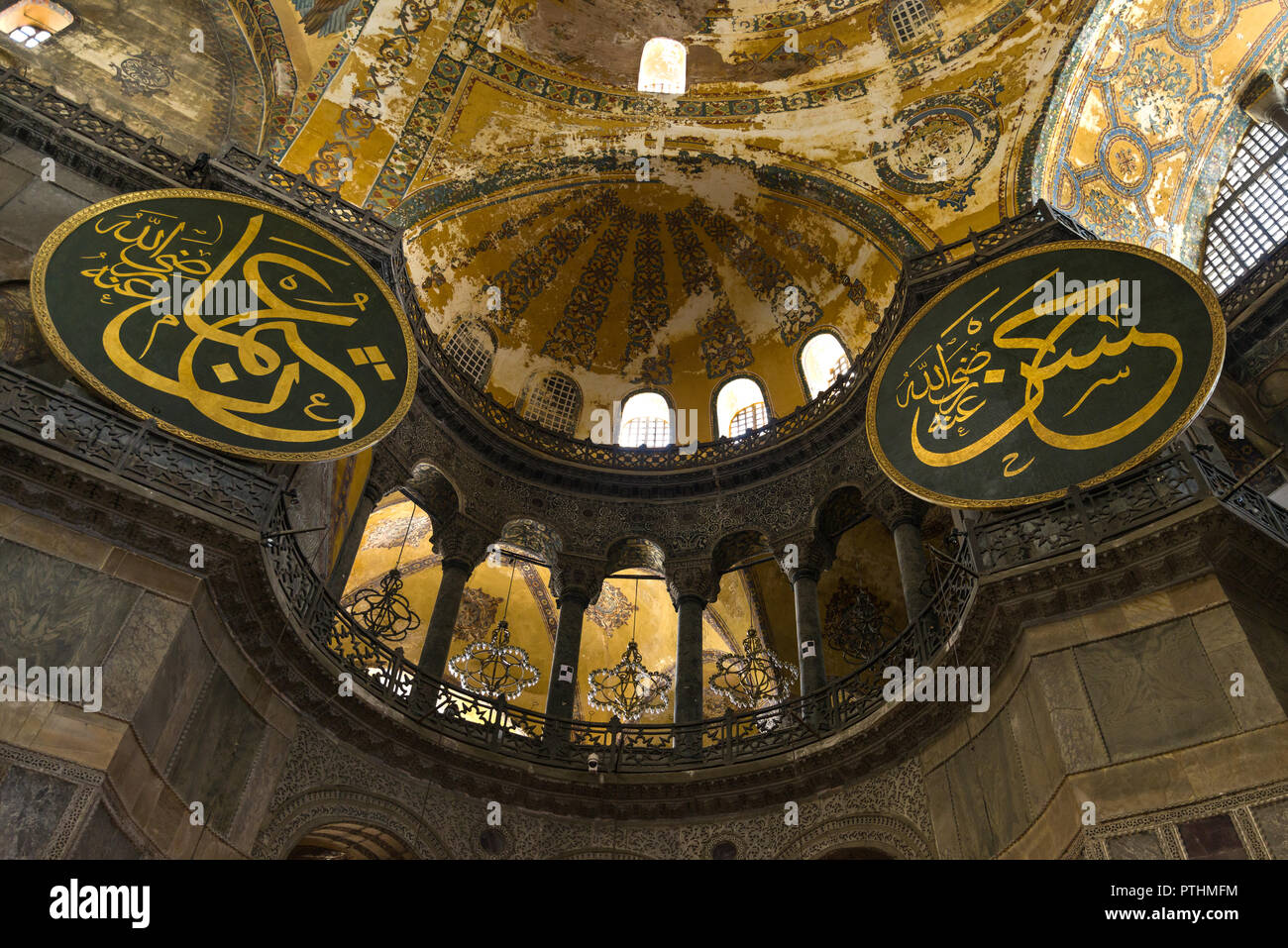 Interno del Museo Hagia Sophia con grande roundels calligrafico sulle pareti superiori dell'edificio, Istanbul, Turchia Foto Stock
