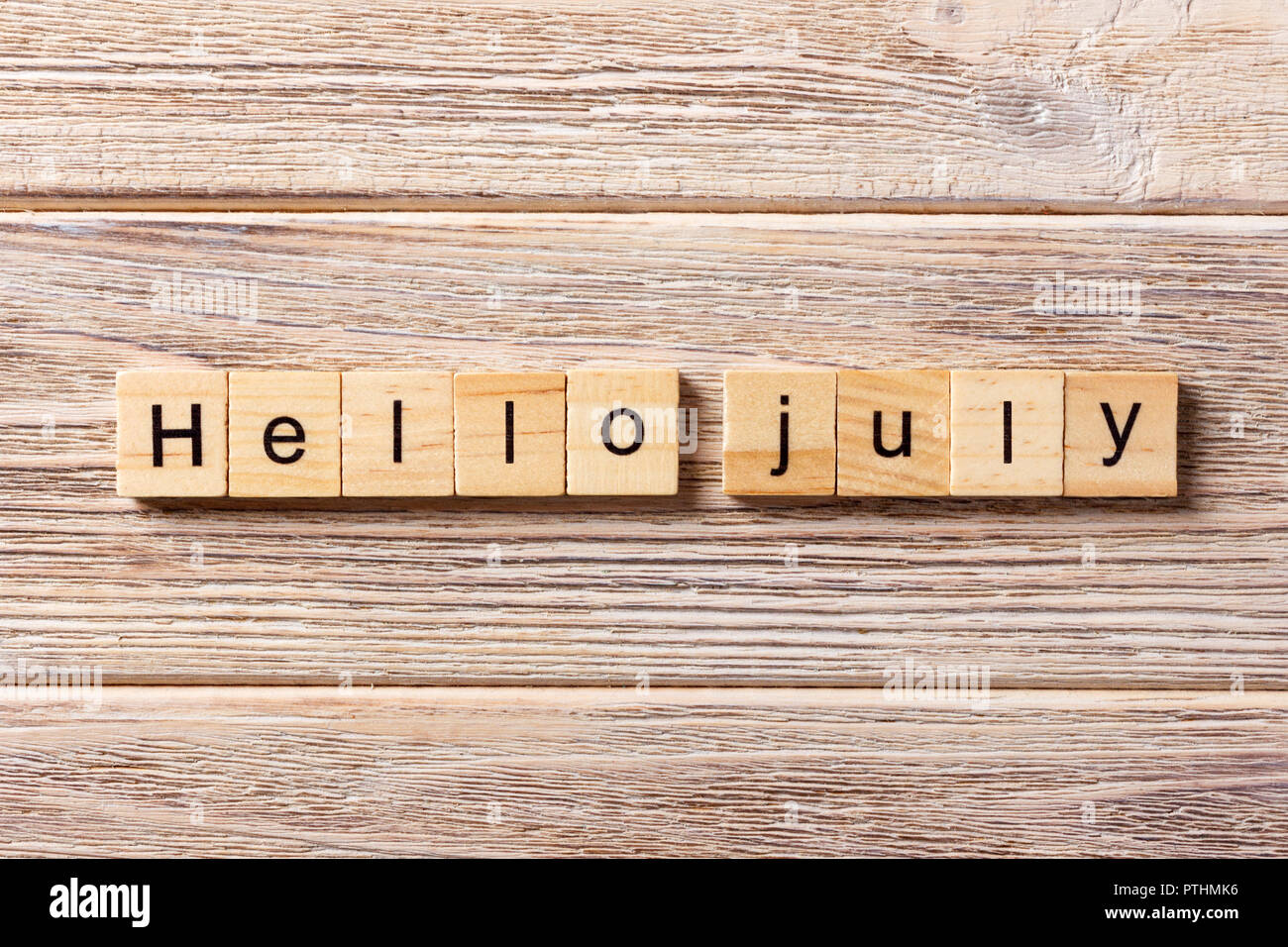 Ciao luglio parola scritta sul blocco di legno. ciao a luglio il testo sul tavolo, concetto. Foto Stock