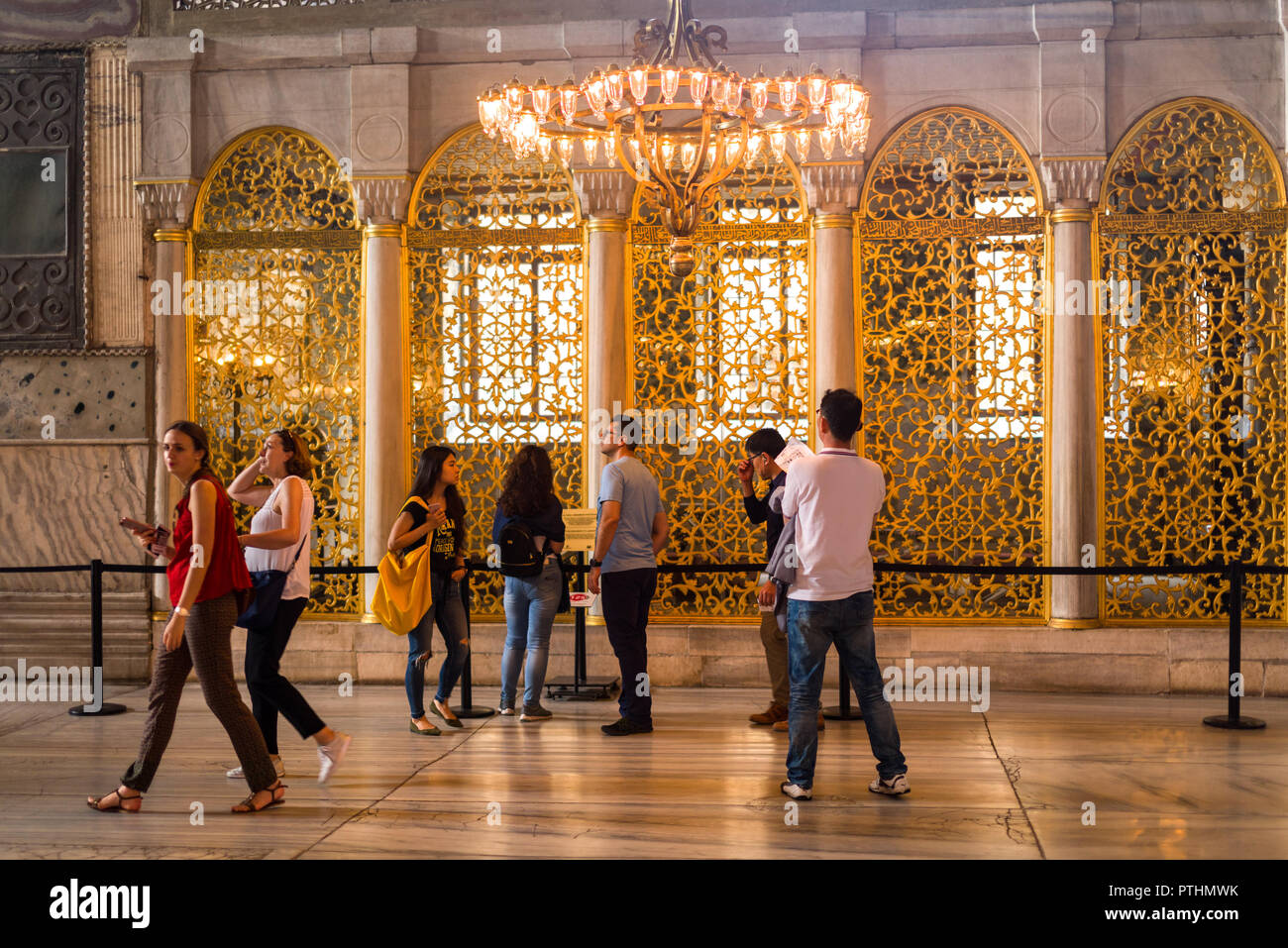 La biblioteca di Mahmud ho ornato di griglie in bronzo nel Museo Hagia Sophia con i turisti a piedi nelle vicinanze, Istanbul, Turchia Foto Stock