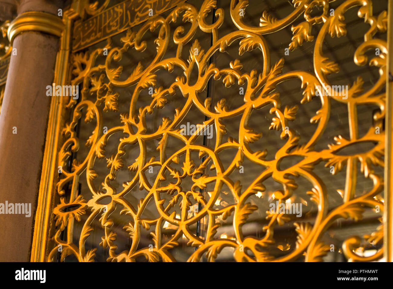 Vista in dettaglio di un ornato griglia di bronzo sulla libreria di Mahmud I, Museo Hagia Sophia, Istanbul, Turchia Foto Stock