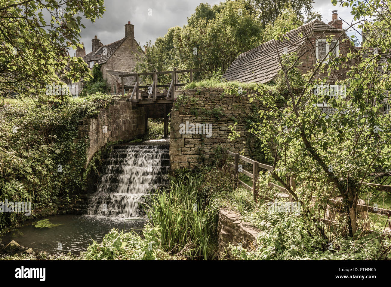 Il cinghiale Mulino a Corfe nel Dorset è uno dei due mulini su entrambi i lati del famoso castello, l'altro essendo West Mill. Foto Stock