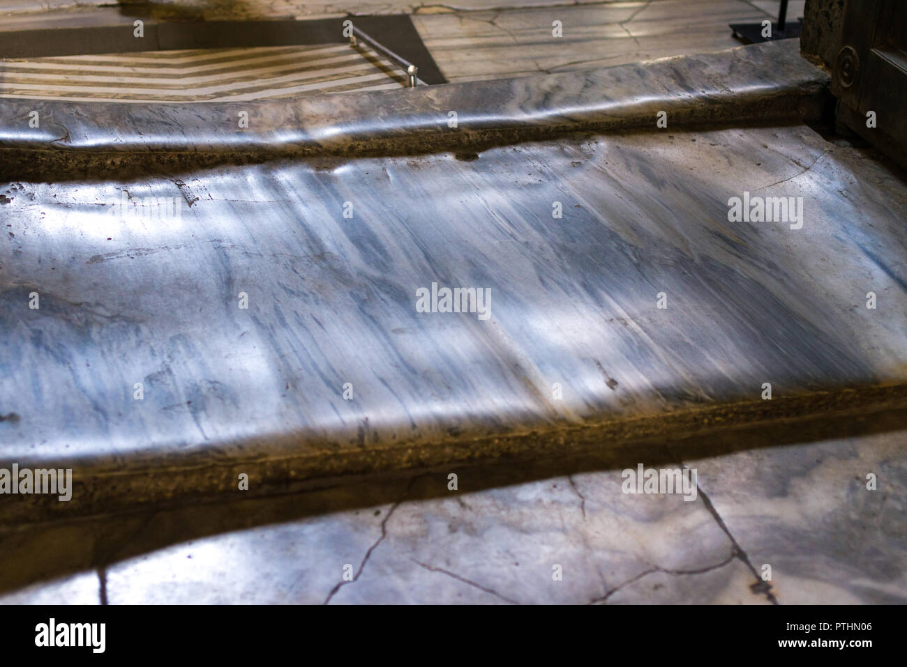 L'entrata in marmo pietra, usurata e alterate a causa di secoli di uso, Museo Hagia Sophia, Istanbul, Turchia Foto Stock