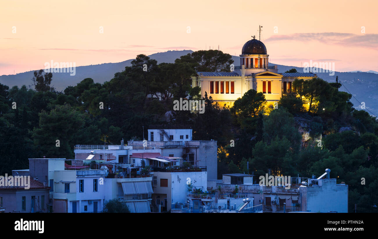 Vista serale di Osservatorio nazionale sulla collina di ninfe in Atene, Grecia. Foto Stock