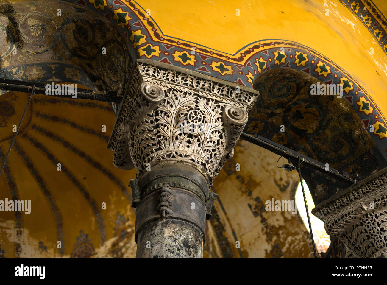 La parte superiore di una pietra ornata colonna tenendo su una sezione di soffitto del Museo Hagia Sophia, Istanbul, Turchia Foto Stock