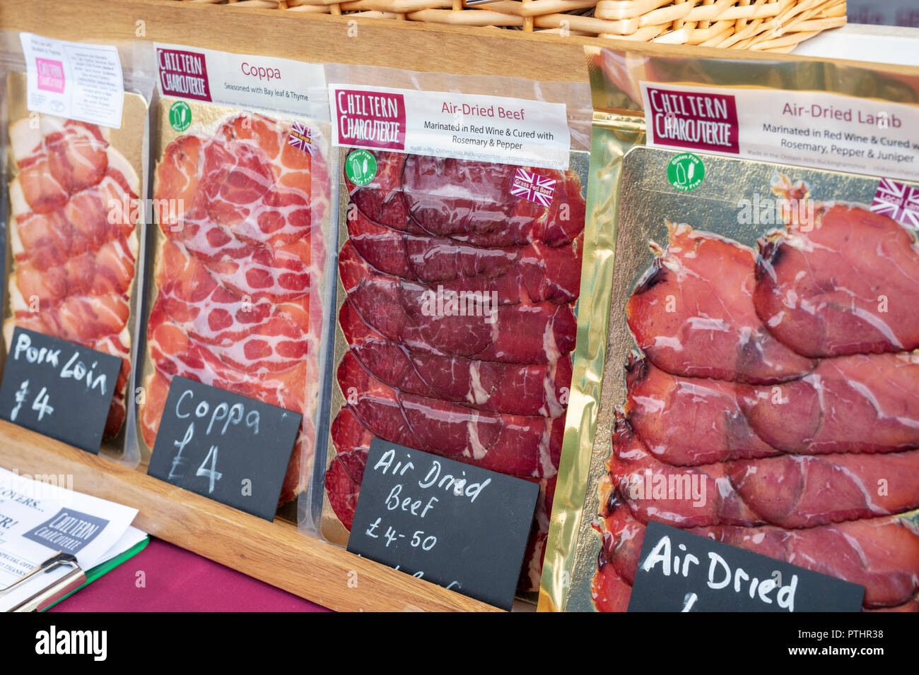 Prodotti di carne affettati su un cavalletto a Thame food festival. Thame, Oxfordshire, Inghilterra Foto Stock
