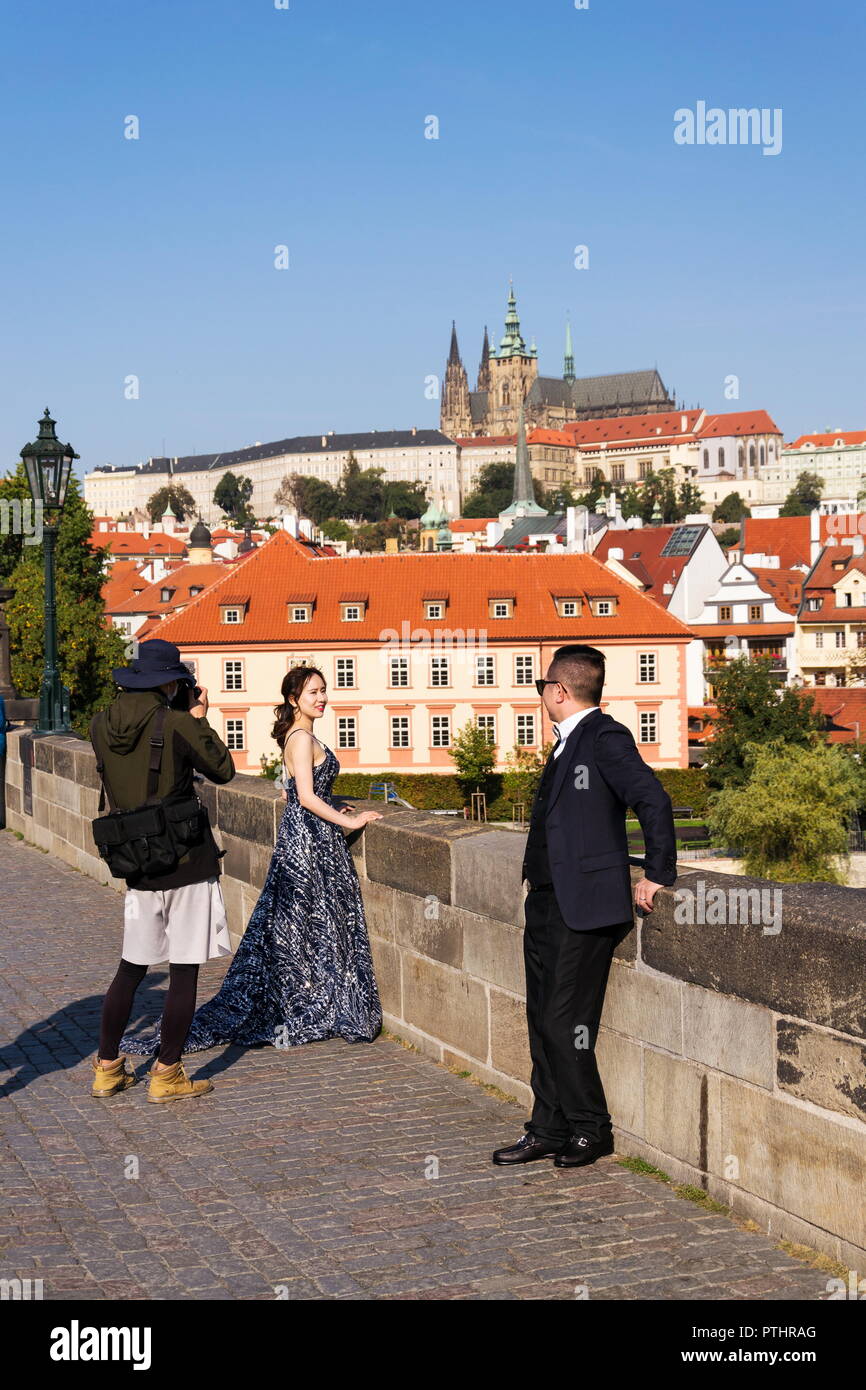 Praga, Repubblica Ceca - 20 settembre 2018: Asian giovane pongono per matrimonio portratis su Charles Ponte sul Fiume Vltavar Foto Stock