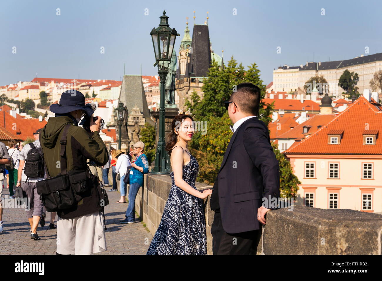 Praga, Repubblica Ceca - 20 settembre 2018: Asian giovane pongono per matrimonio portratis su Charles Ponte sul Fiume Vltavar Foto Stock