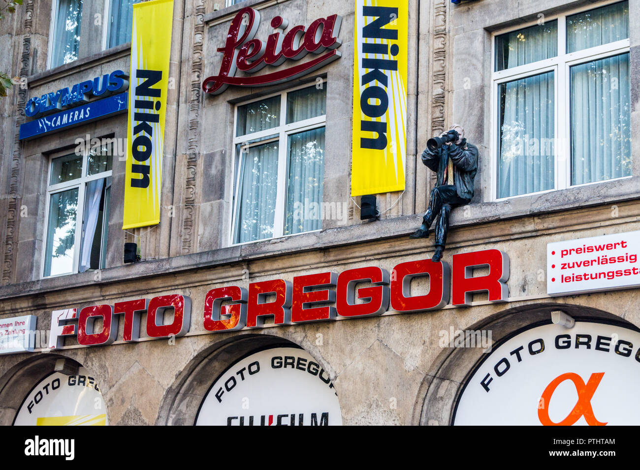 Manichino di fotografo con fotocamera Nikon e teleobiettivi sulla facciata di foto fotocamera Gregor shop, Neumarkt, Köln, Renania settentrionale-Vestfalia, Germania Foto Stock