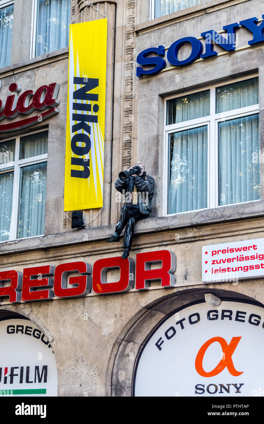 Manichino di fotografo con fotocamera Nikon e teleobiettivi sulla facciata di foto fotocamera Gregor shop, Neumarkt, Köln, Renania settentrionale-Vestfalia, Germania Foto Stock