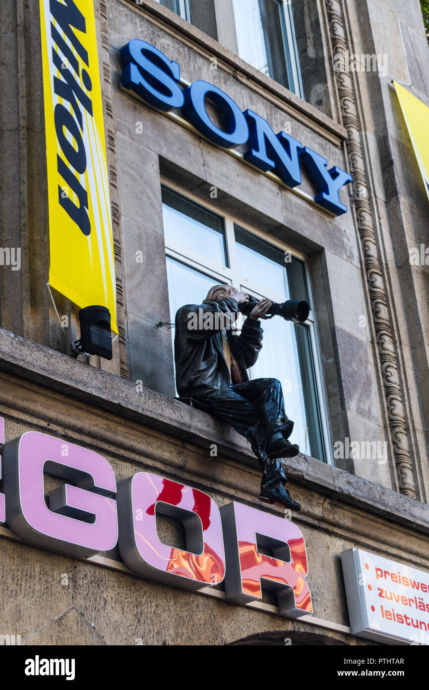 Manichino di fotografo con fotocamera Nikon e teleobiettivi sulla facciata di foto fotocamera Gregor shop, Neumarkt, Köln, Renania settentrionale-Vestfalia, Germania Foto Stock