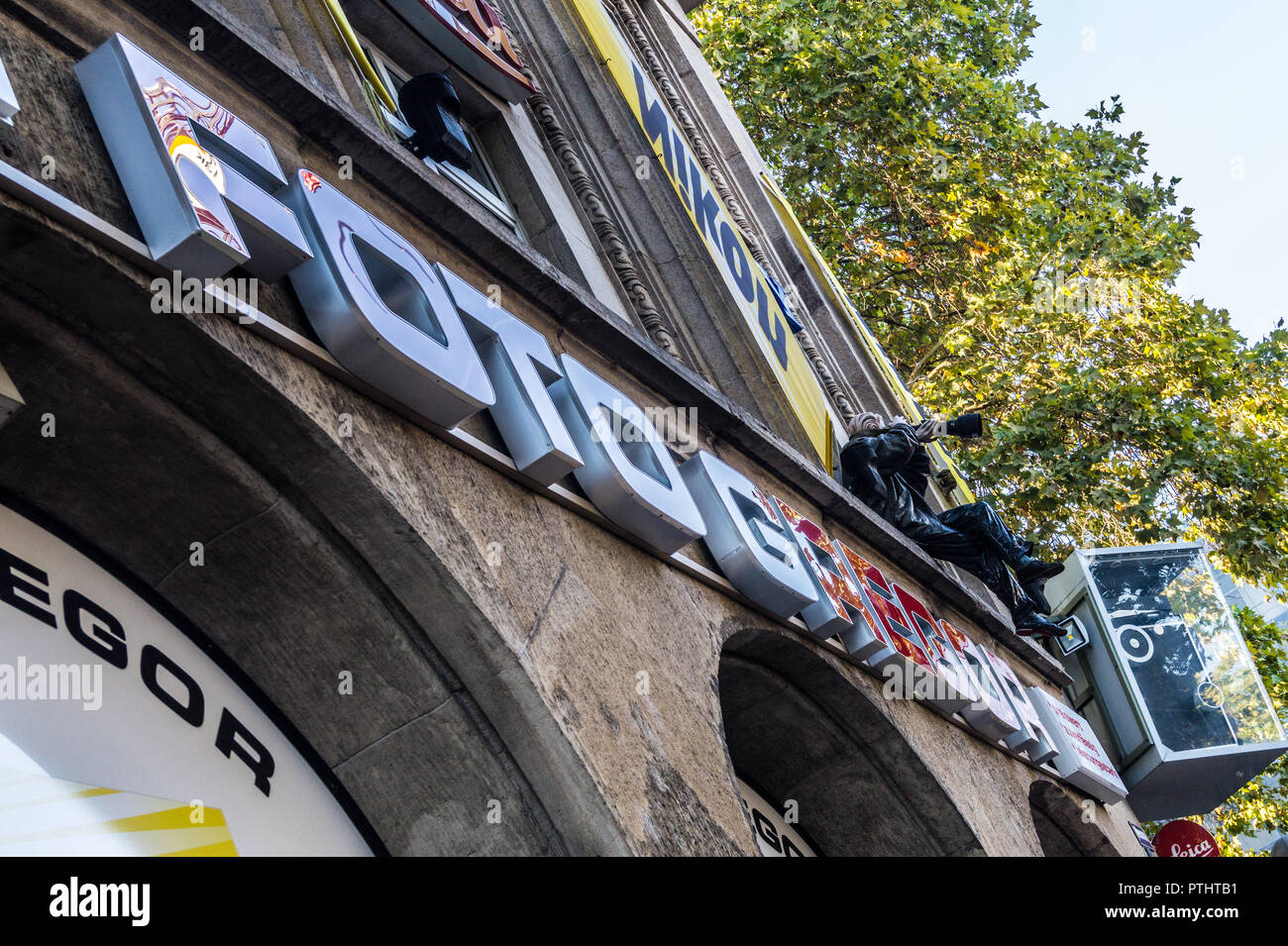 Manichino di fotografo con fotocamera Nikon e teleobiettivi sulla facciata di foto fotocamera Gregor shop, Neumarkt, Köln, Renania settentrionale-Vestfalia, Germania Foto Stock
