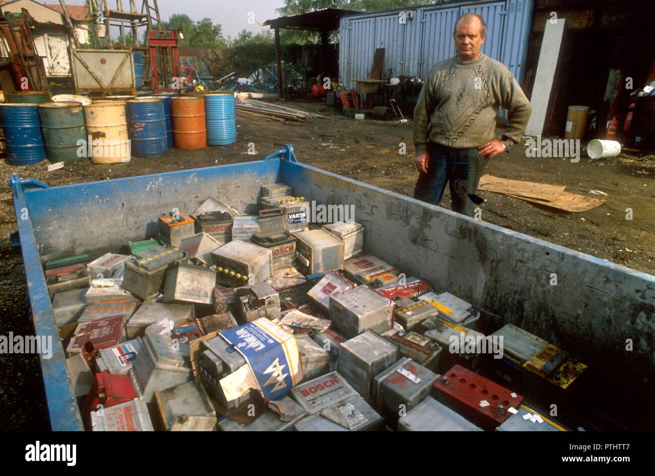 Discarica di relitti metallico nella periferia nord di Milano (Italia), la raccolta differenziata di auto usate batterie per essere digerito come rifiuti speciali Foto Stock