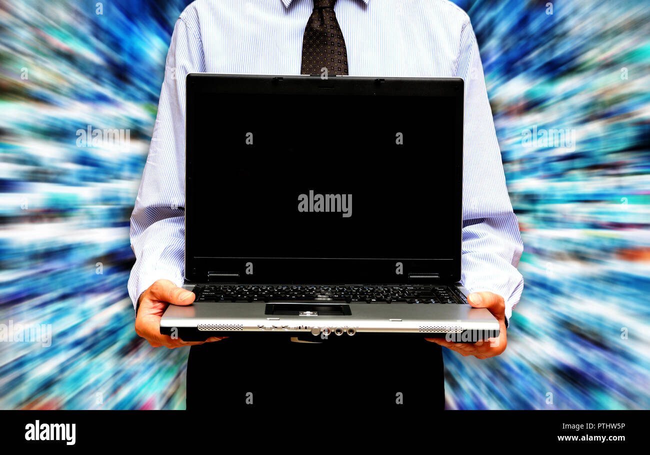 Uomo in camicia bianca e cravatta in possesso di un computer portatile con schermo vuoto Foto Stock