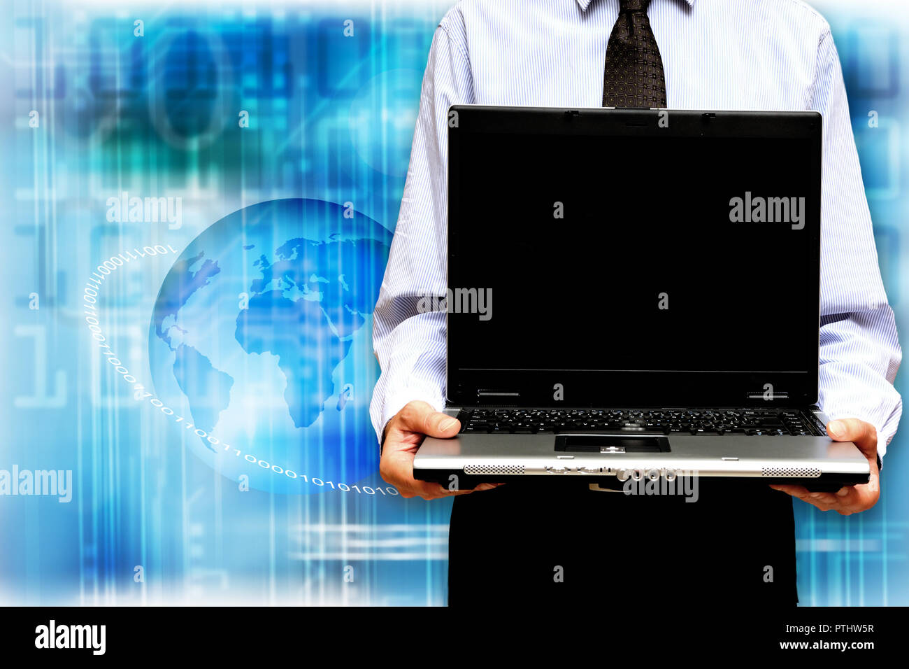 Uomo in camicia bianca e cravatta in possesso di un computer portatile con schermo vuoto Foto Stock