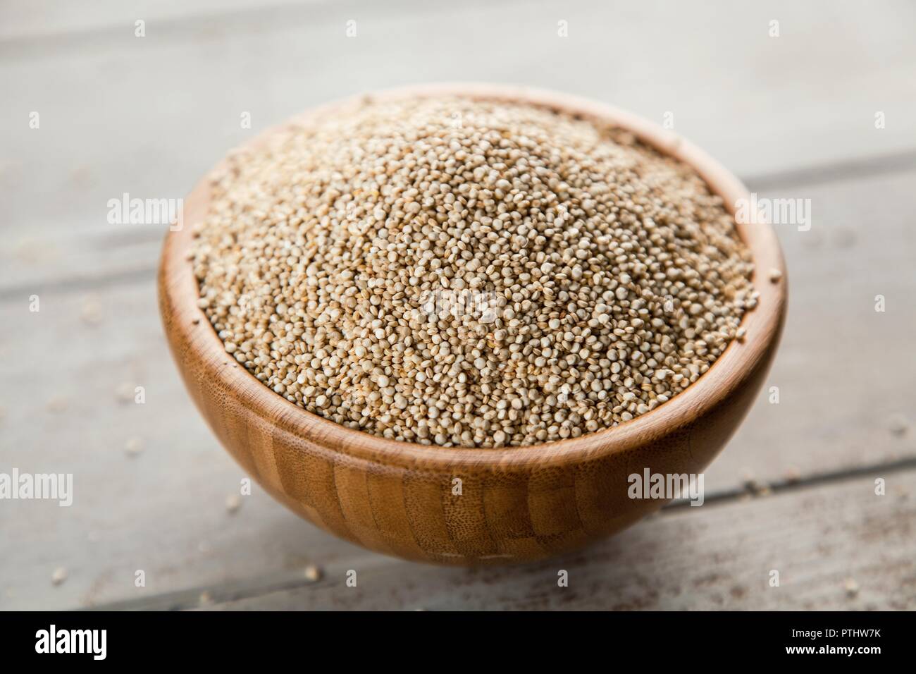 Materie di quinoa semi in una ciotola Foto Stock