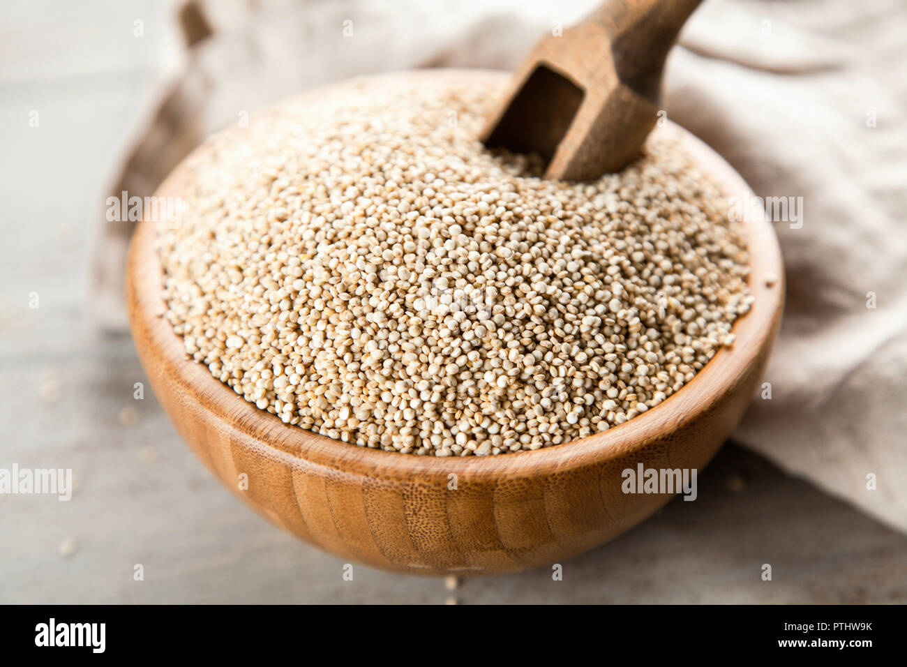 Materie di quinoa semi in una ciotola Foto Stock