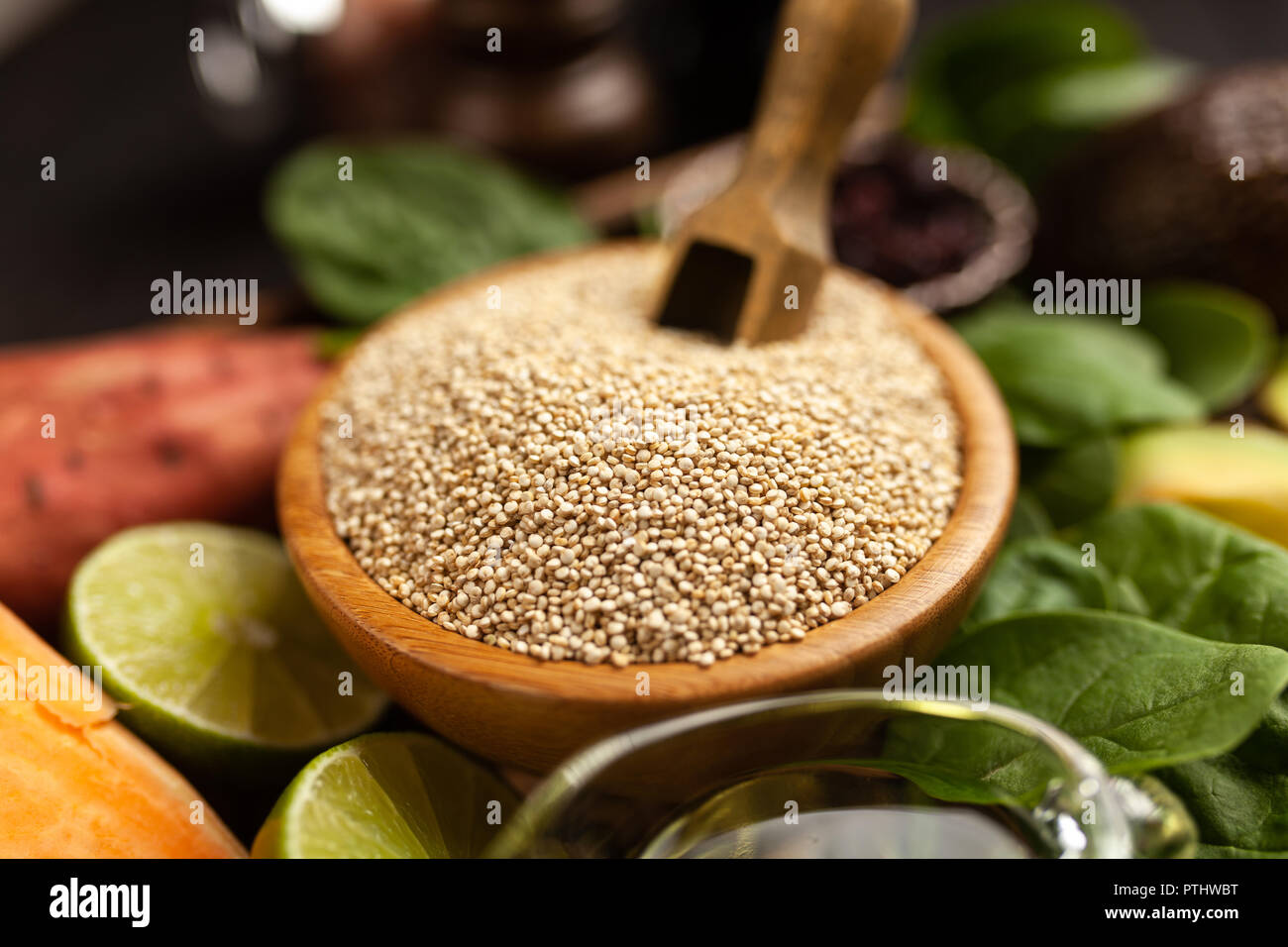 Materie di quinoa semi in una ciotola Foto Stock