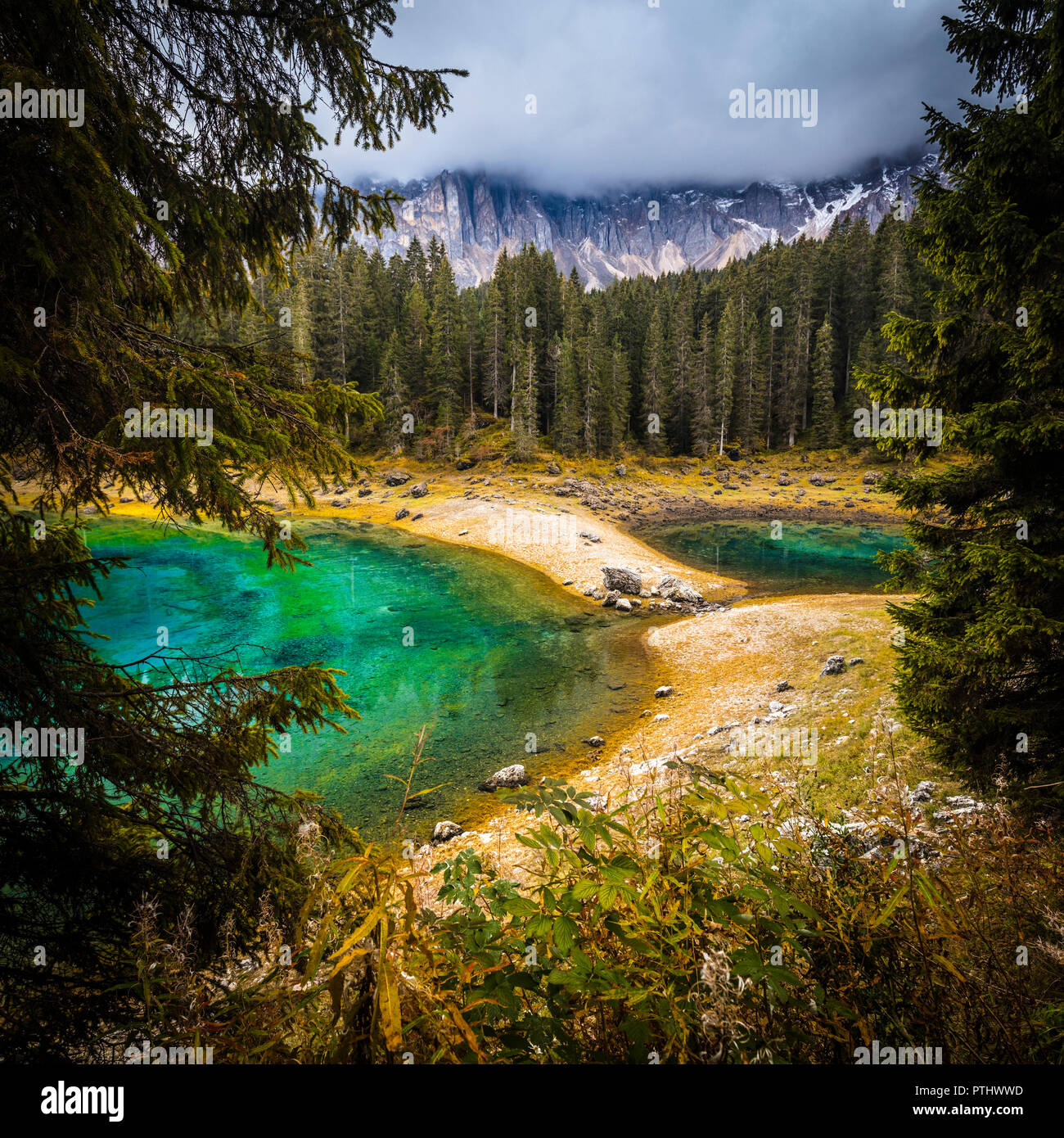 Altra vista del famoso lago di carezza Foto Stock