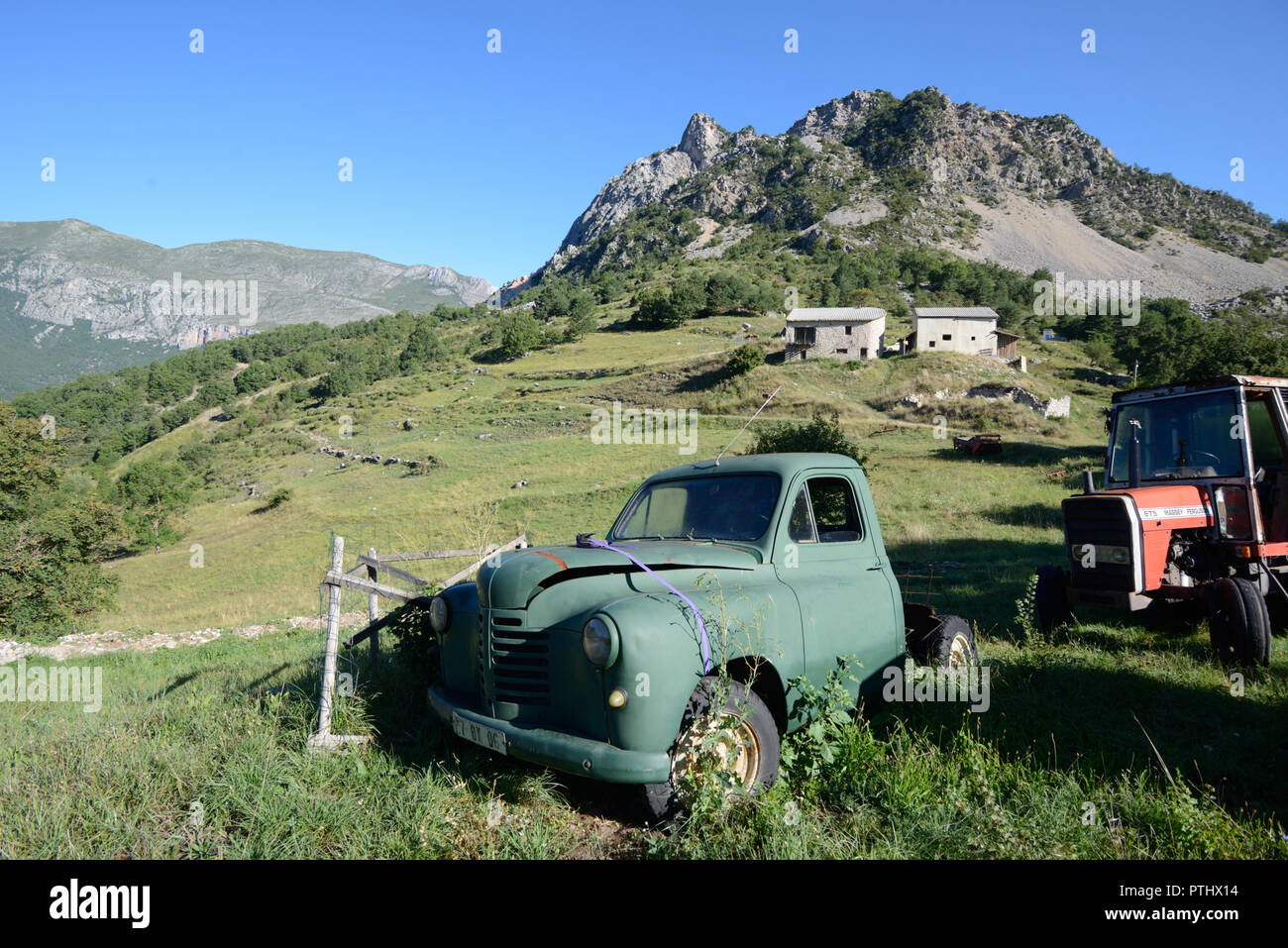 Abbandonato Vintage Peugeot 203 Pick Up Truck (1948-1960) & 675 trattore Massey Ferguson su Hill Farm a Taloire in Verdon Gorge sulle Alpi francesi Francia Foto Stock