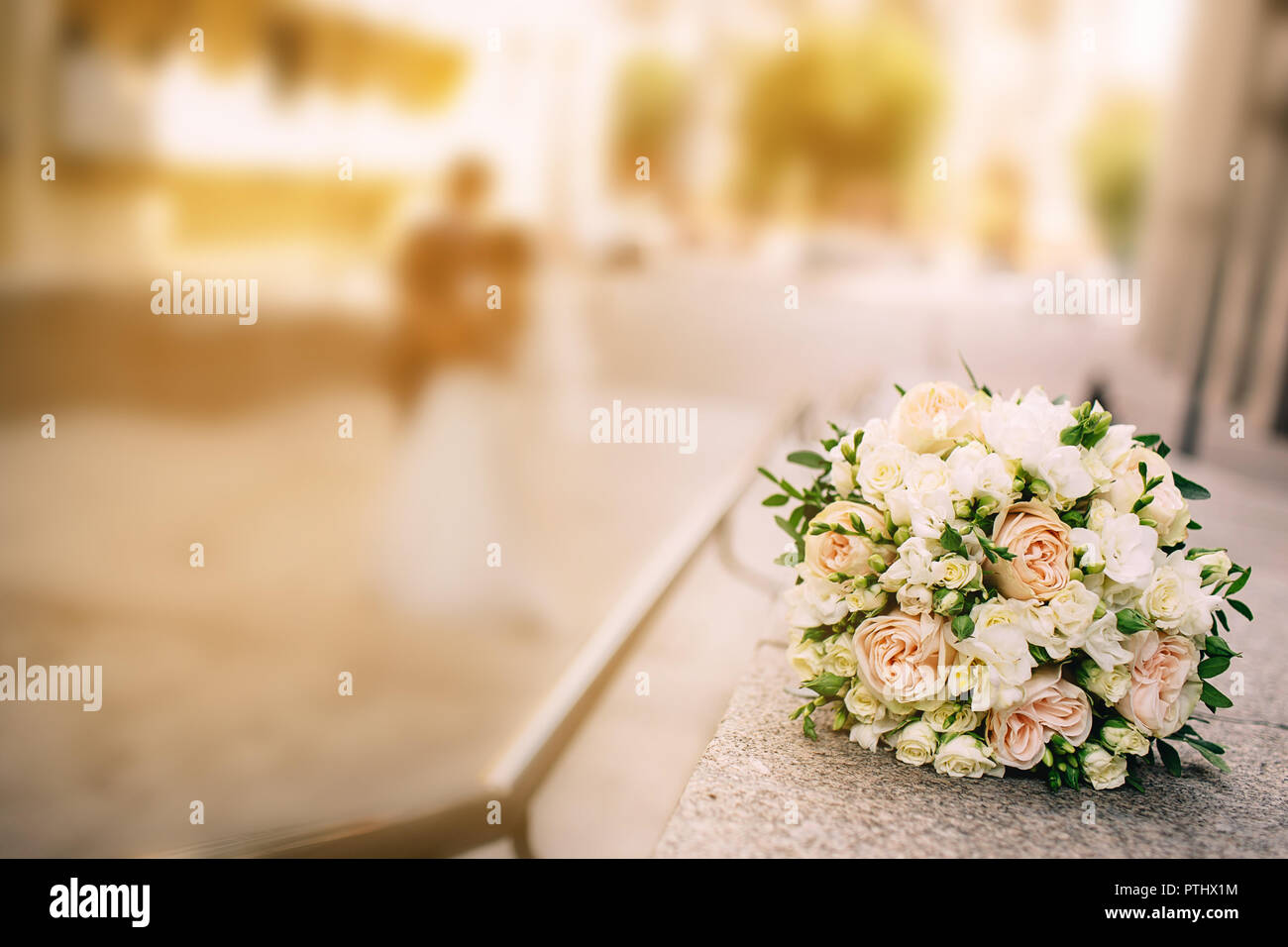 Bridal bouquet di rose e di splendidi fiori, mazzo di nozze, il fuoco selettivo Foto Stock