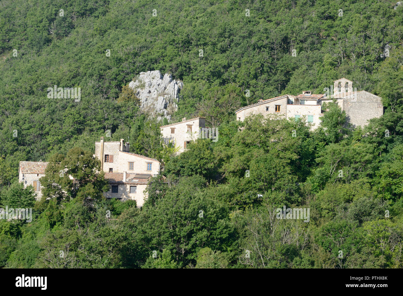 Villaggio alpino di Chasteuil Annidato tra le boscose pendici del Verdon Gorge vicino Castellane Alpes-de-Haute-Provence Provence Francia Foto Stock