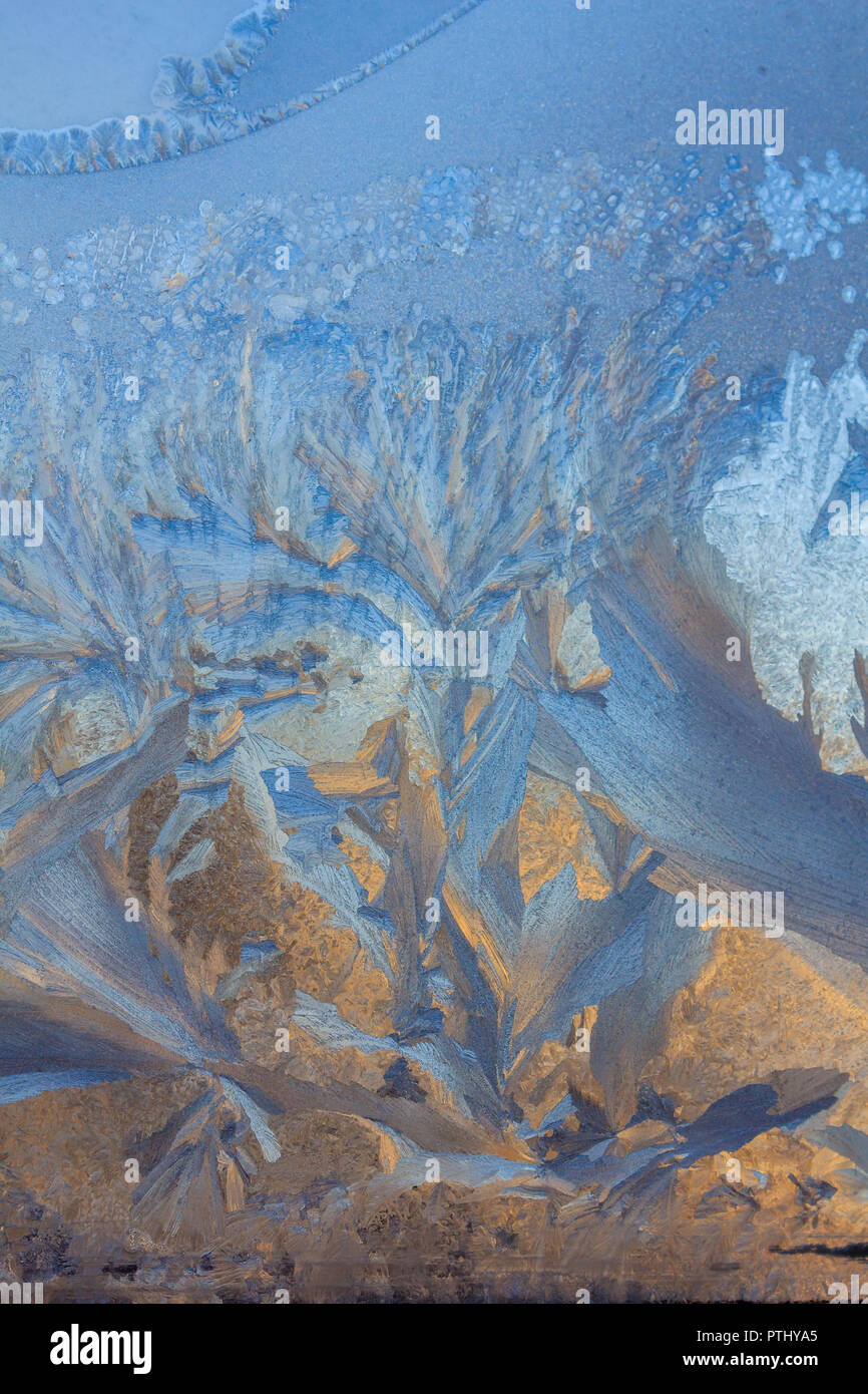 Frosty modello sulla finestra d'inverno. Inverno sfondo. Stato di aggregazione di acqua. Modellato sullo sfondo il pupazzo di neve Foto Stock