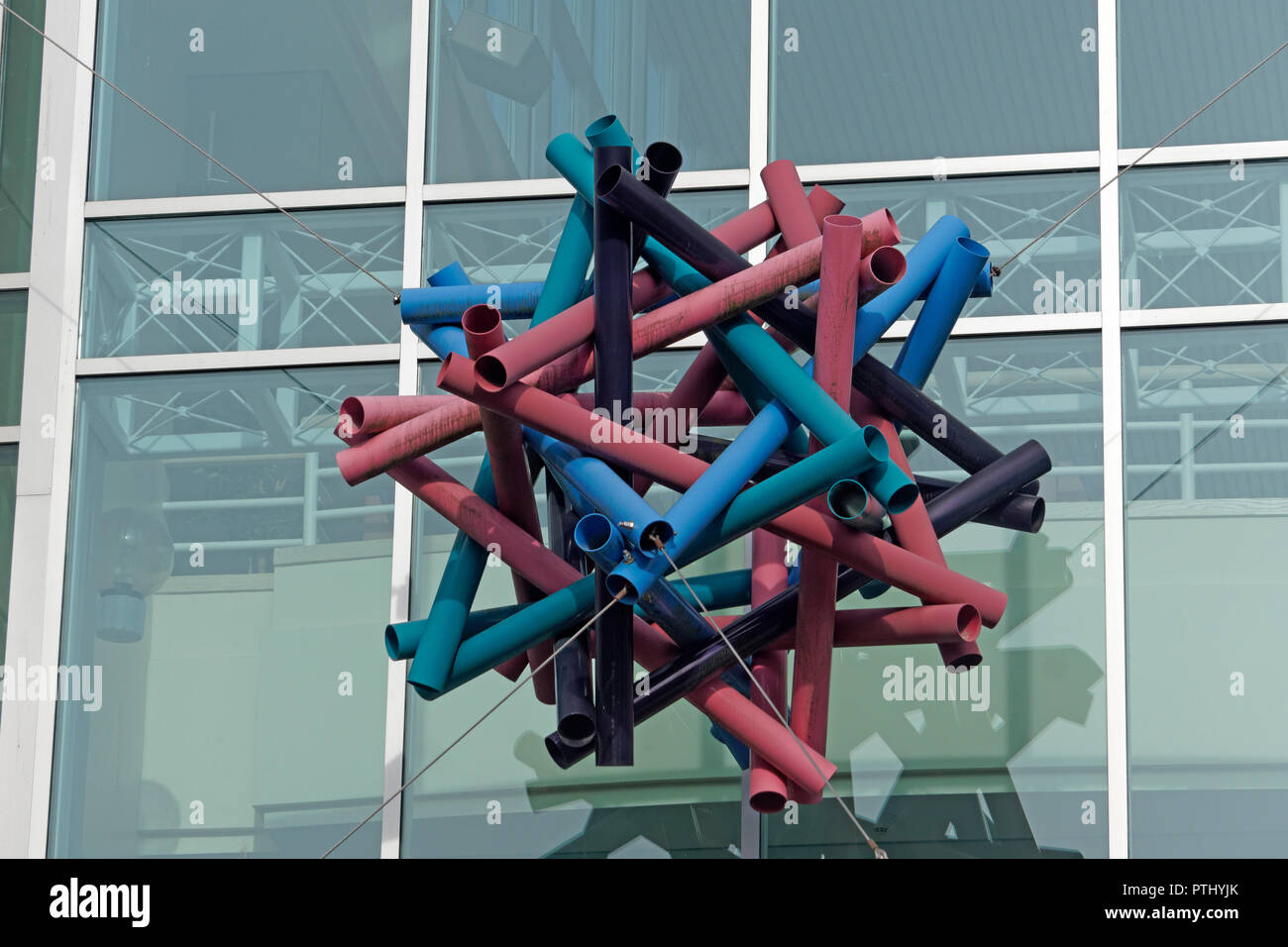 Moderna scultura astratta sopra ingresso ICICS Computer Science edificio del campus della University of British Columbia, Vancouver, BC, C Foto Stock