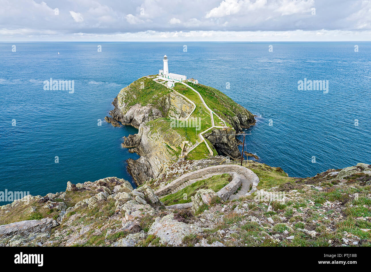 Sud pila faro situato fuori dell Isola Santa che mostra una parte del percorso verso il basso vicino a Holyhead Anglesey North Wales UK Settembre 0320 Foto Stock