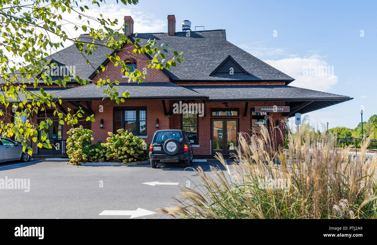JOHNSON CITY, TN, Stati Uniti d'America-9/30/18: Il vecchio deposito dei treni ora funziona come un bar & ristorante nel centro cittadino. Foto Stock