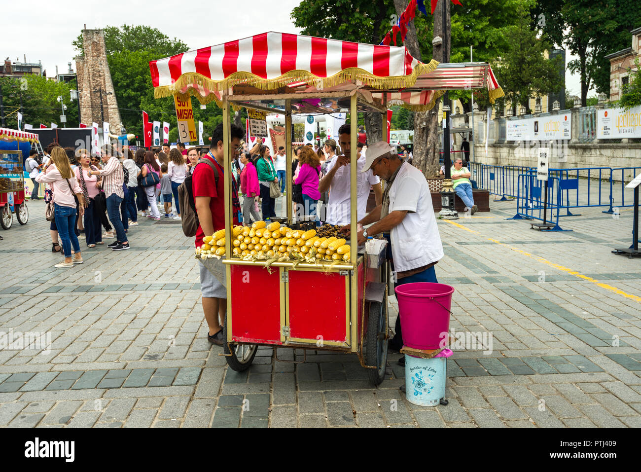 Un piccolo alimentari vendita di stallo la pannocchia o Süt Mısır al di fuori del Museo Hagia Sophia, Istanbul, Turchia Foto Stock